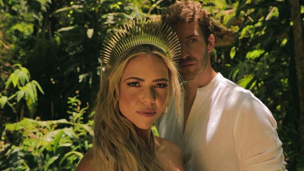 No clipe da canção "Nao Vai Ter", Jenny atua como rainha da natureza para falar de amor