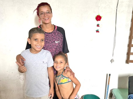 Aline e o casal de filhos estavam correndo perigo. Na Ocupação Anchieta, podem dormir mais tranquilos