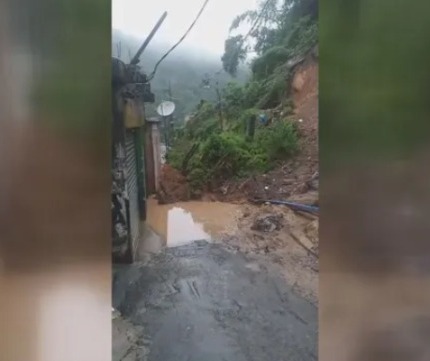 Imagens mostram o estrago causado pelo deslizamento, que ocorreu na Rua 13