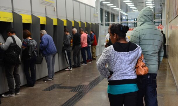 Dessa forma, os bancos não funcionarão nos dias 24 e 25 de dezembro (Natal) e nos dias 31 de dezembro e 1º de janeiro