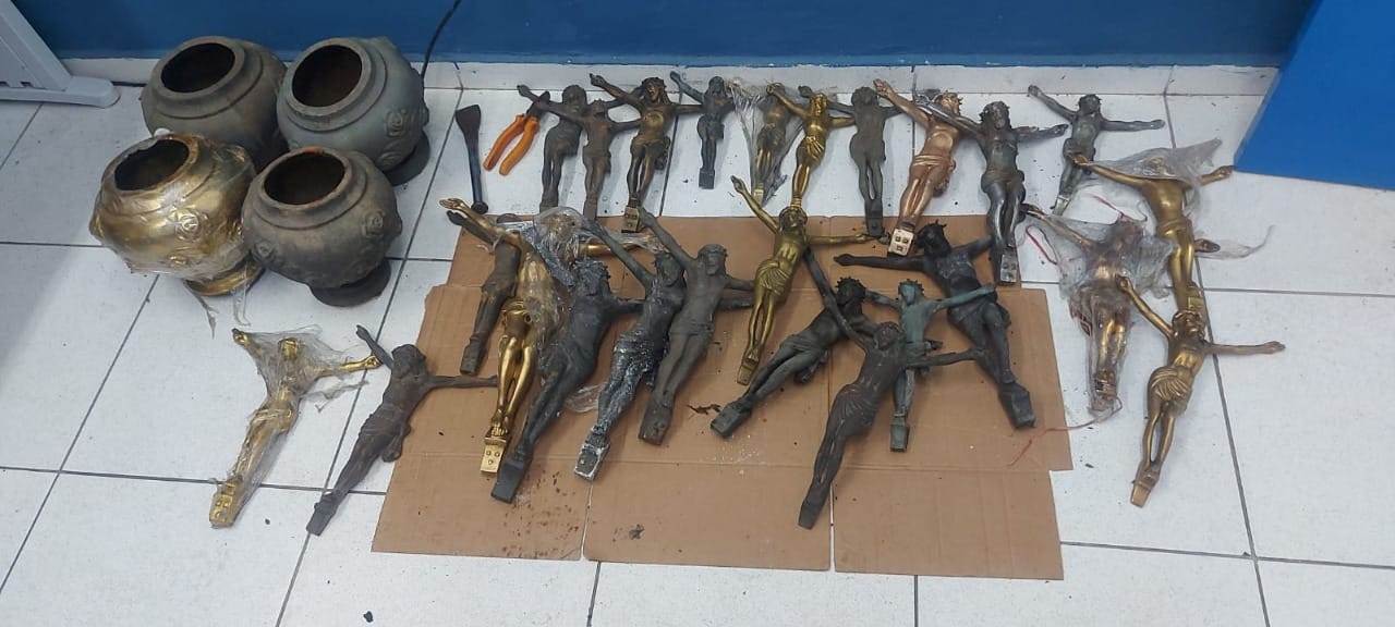 Material foi recolhido e será levado de volta ao cemitério