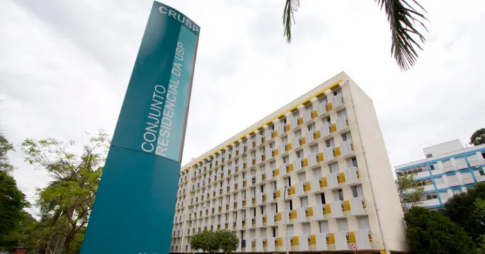 Moradia estudantil da USP; local foi pichado com frase racista