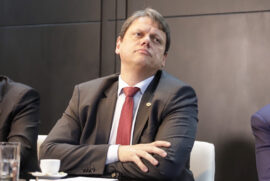 Entre as ações do ministério na ocasião estavam o uso de aeronaves das Forças Armadas para deslocamento e o envio do porta-aviões da Marinha do Brasil