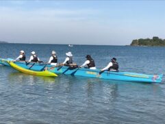 A iniciativa proporciona atividade gratuita de Canoa Havaiana na Praia do Guaiúba