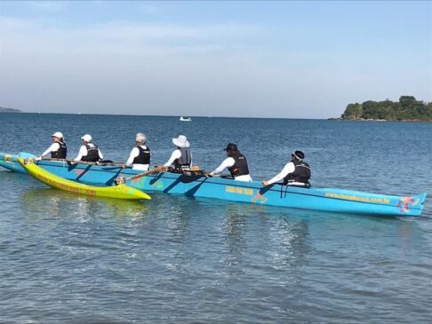 A iniciativa proporciona atividade gratuita de Canoa Havaiana na Praia do Guaiúba