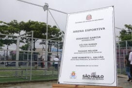 Local tem campo de futebol society de gramado sintético, uma quadra de basquetebol 3X3, arquibancadas laterais, alambrado e iluminação de LED.
