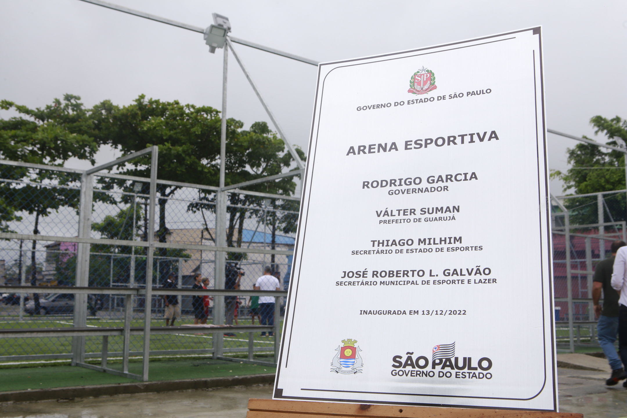 Local tem campo de futebol society de gramado sintético, uma quadra de basquetebol 3X3, arquibancadas laterais, alambrado e iluminação de LED.