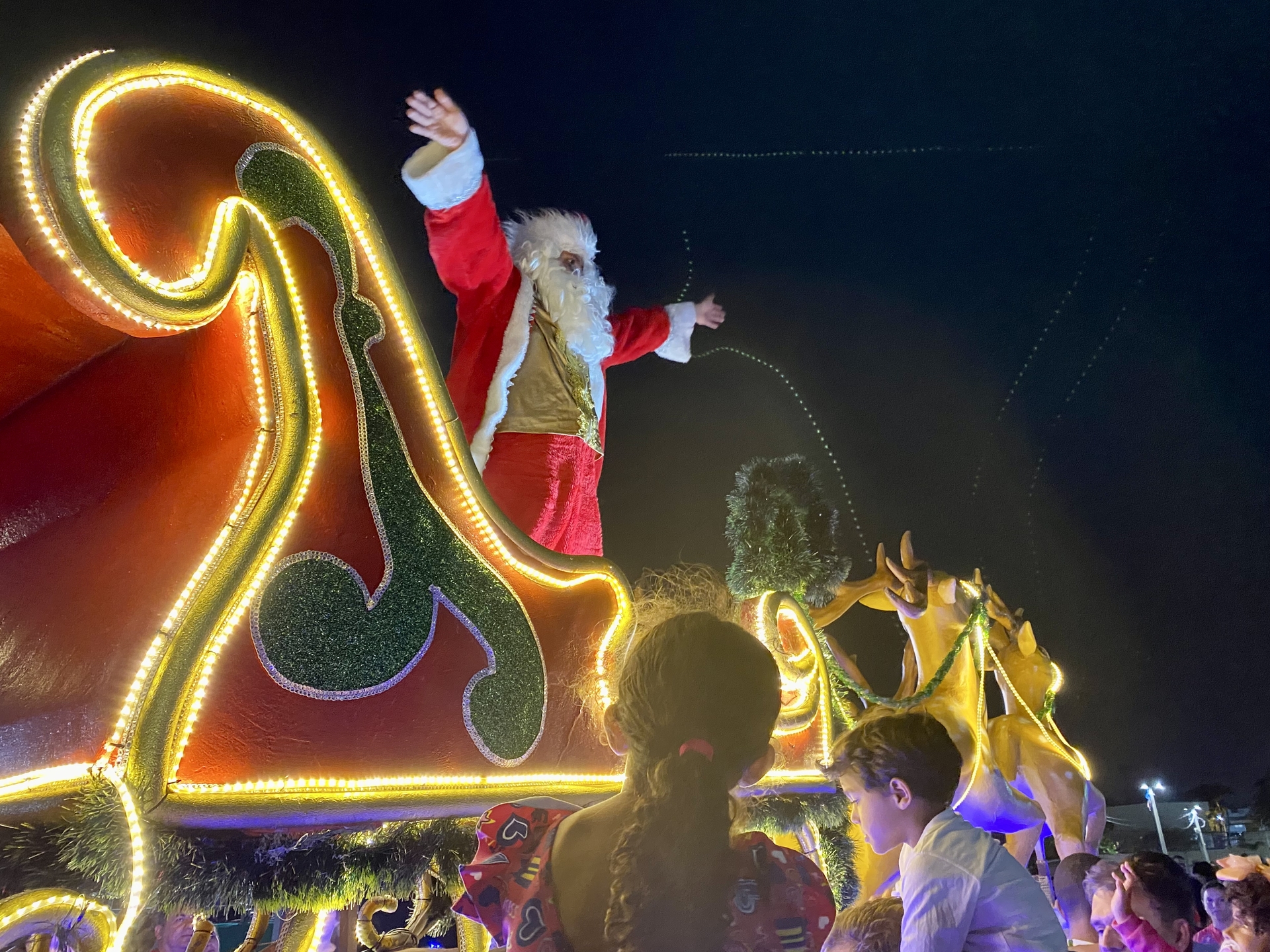 A magia de Natal invadiu as principais ruas de Guarujá e Vicente de Carvalho no domingo