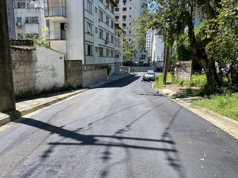 A Rua Cubatão dá acesso à orla da praia guarujaense