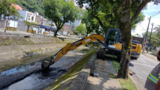 Limpeza de canais em Santos