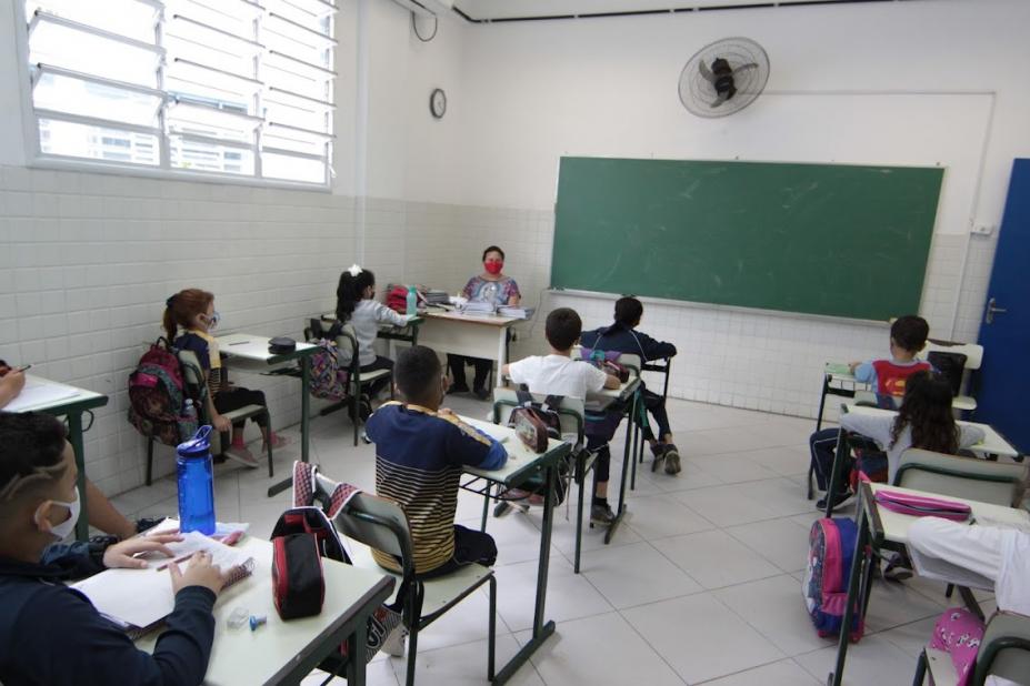 O piso salarial é definido pelo governo federal, mas os salários da educação básica são pagos pelas prefeituras e pelos governos estaduais