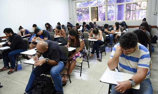 Os convocados deverão comparecer nos dias indicados no edital no Departamento de Recursos Humanos, das 9 às 12 e das 13 às 16 horas