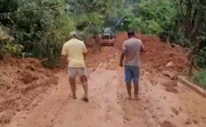 No local do acidente, havia pelo menos quatro residências que foram atingidas pela queda do barranco