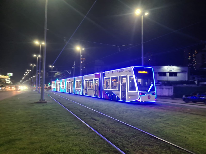 Vagões circulam com iluminação de Natal desde o início de dezembro