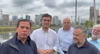 Doria, ao lado de Garcia, garantiu que rio Pinheiros está despoluído