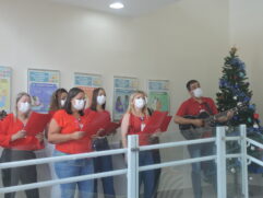 Integrantes do coral levam alegria aos pacientes internados e funcionários do Hospital Regional de Itanhaém