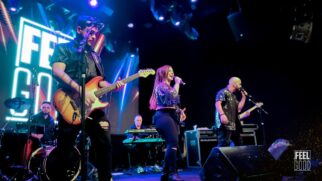 Banda 'FeelGood' comanda um trio elétrico ao lado da Tenda de Eventos