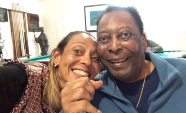 A influenciadora Kely Nascimento e o rei Pelé.