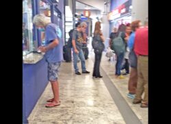 Idosas afirmam que sempre que vão ao guichê recebem a informação que passagens gratuitas estão indisponíveis
