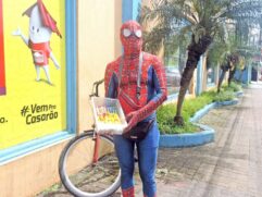 José se fantasia de Homem-Aranha para atrair a clientela