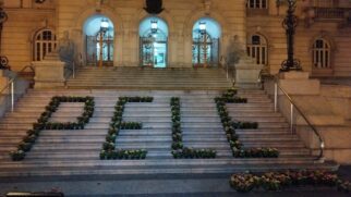 Palácio José Bonifácio, sede da Prefeitura, com arranjo que forma a grafia do nome Pelé