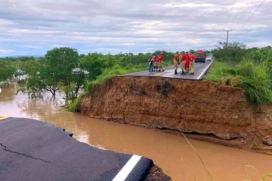 Pista da rodovia SE-290, entre os municípios de Itabaianinha e Tobias Barreto, em Sergipe, cedeu em razão das chuvas