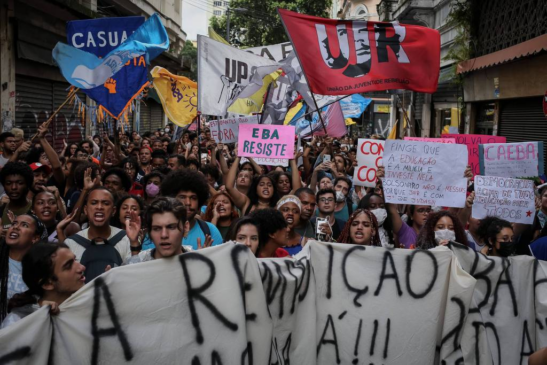 Estudantes durante protesto contra o corte de verbas feito pelo Ministério da Educação, nesta quarta (7) no centro no Rio