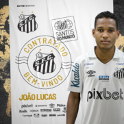 Lateral João Lucas é o terceiro reforço santista para 2023