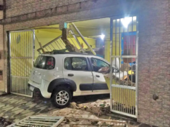 Carro invade residência em Mongaguá