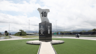 Monumento em homenagem ao Rei na entrada da cidade de Santos