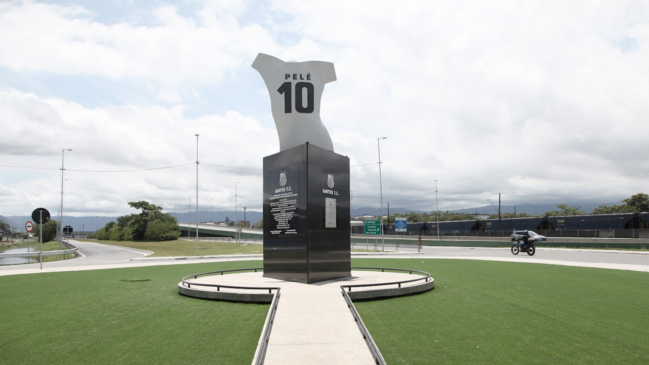 Monumento em homenagem ao Rei na entrada da cidade de Santos