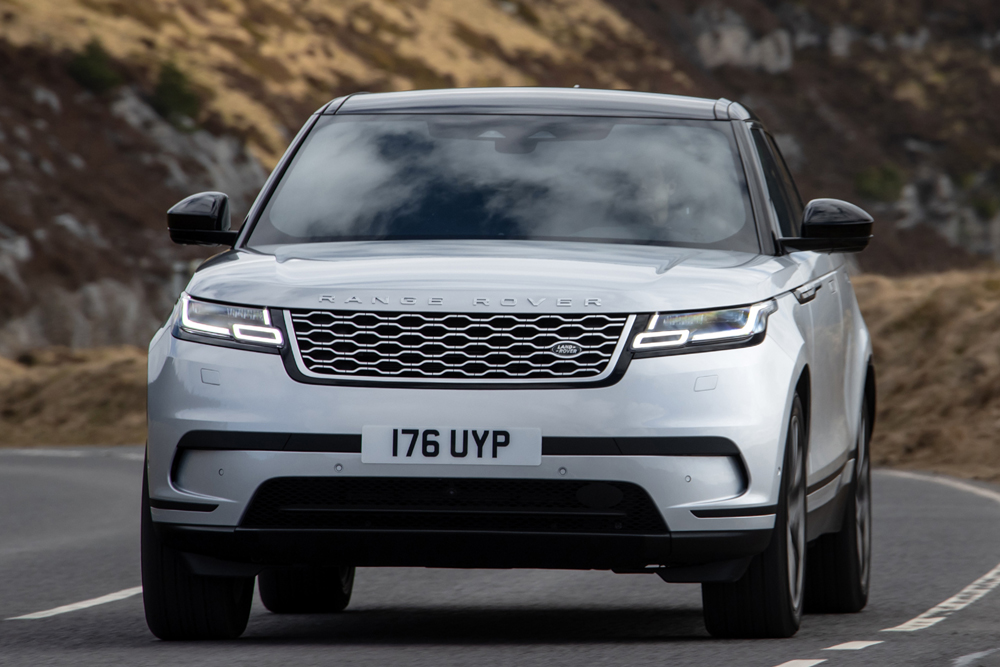 Nas versões PHEV, o Velar tem potência e torque combinados de 404 cavalos e de 65,4 kgfm, respectivamente
