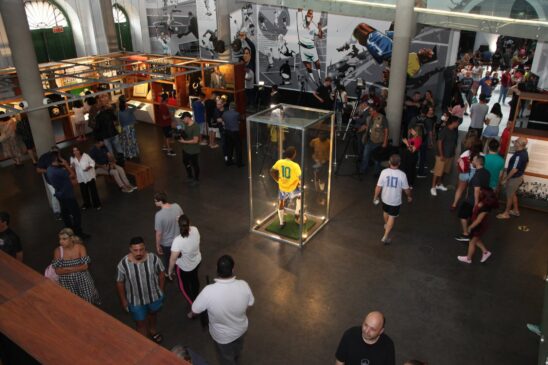 Com a morte de Pelé, um grande número de turistas se dirigiu à região do Valongo para visitar o museu em homenagem ao Rei do Futebol