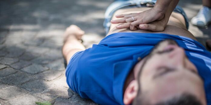 Se a respiração da vítima parar, será preciso fazer ressuscitação cardiopulmonar
