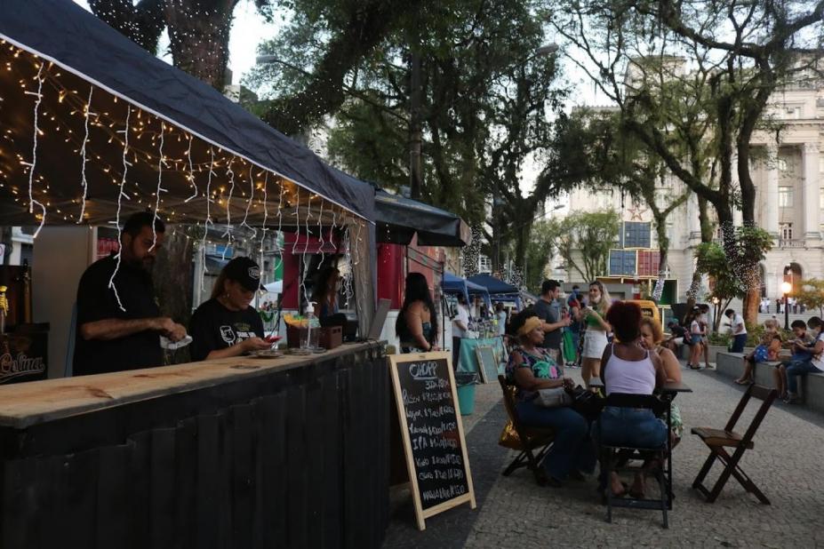 Feiras de artesanato com dezenas de pequenos empreendedores de economia criativa de Santos estarão montadas sempre das 16h às 21h