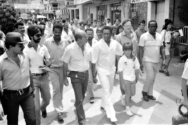 Pelé andando pelas ruas em Cubatão