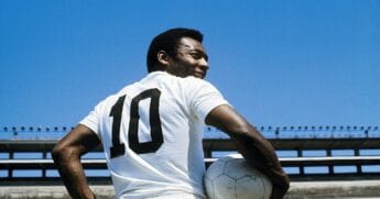 O túmulo é revestido por placas de alumínio dourado e possui quatro painéis, dois retratam os gols de Pelé e os outros dois, a comemoração com o tradicional soco no ar