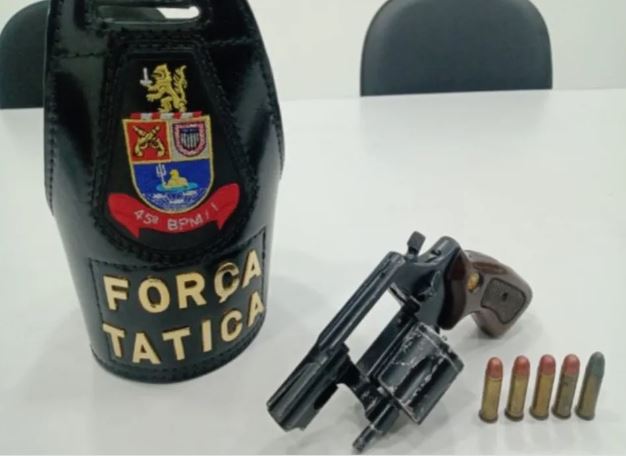 A arma e as munições que estavam com o criminoso também foram apreendidas.