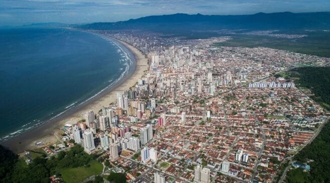 Bairros movimentados como Guilhermina e Vila Tupy aparecem como locais onde o banho de mar não é recomendado