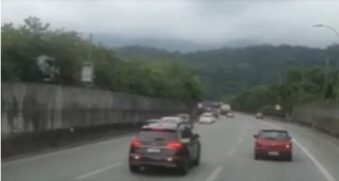 Para tentar escapar, alguns condutores engataram a marcha à ré.