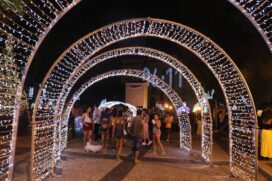 Vários pontos instagramáveis, como os túneis iluminados e as bolas e árvores gigantes, estão disponíveis para fotos