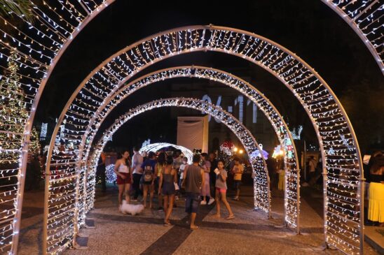 Vários pontos instagramáveis, como os túneis iluminados e as bolas e árvores gigantes, estão disponíveis para fotos
