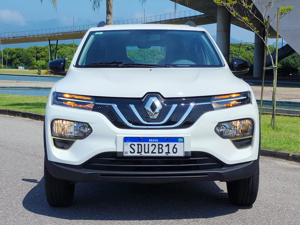 O lado "verde" do Kwid E-Tech é explicitado nas faixas laterais e na tampa traseira com a inscrição "E-Tech Electric" - Fotos: Luiza Kreitlon/AutoMotrix