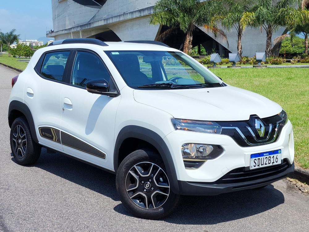 O lado "verde" do Kwid E-Tech é explicitado nas faixas laterais e na tampa traseira com a inscrição "E-Tech Electric"