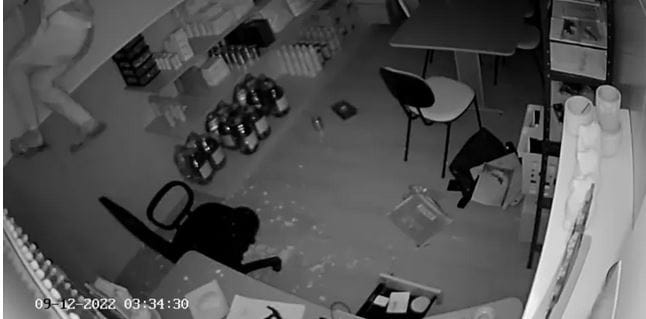 Imagem mostra ladrão entrando pelo telhado de uma loja, na Avenida Presidente Kennedy