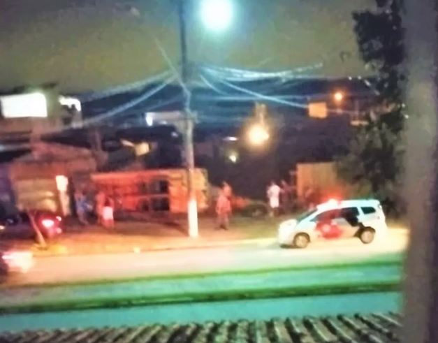 Mulher foi abordada pelo criminoso, que estava armado com uma faca, após estacionar sua moto