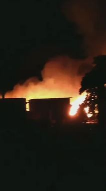 Um incêndio atingiu cerca de 13 casas de madeira localizadas na comunidade México 70