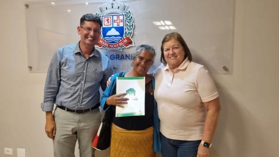 O programa vai realocar as famílias através do aluguel social e neste primeiro momento 10 famílias receberam a certidão que oficializa a participação delas no Risco Zero.