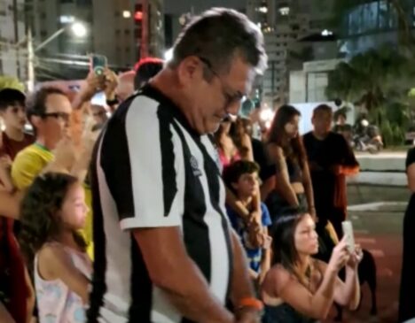 Torcedor se emociona durante homenagem a Pelé, em Santos