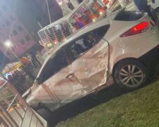Ao entrar no parque, o carro bateu ainda em um muro e um poste